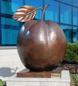 памятник медное яблоко