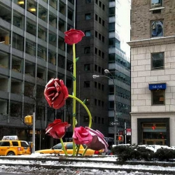 Композиции из металлических цветов на улицах Нью-Йорка