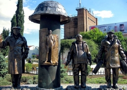 Металлическая скульптура к фильму Мимино от Зураба Церетели в Тбилиси