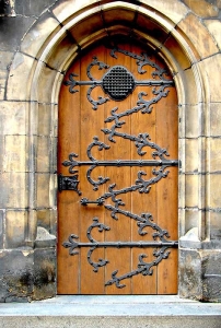 Окованная металлом дверь